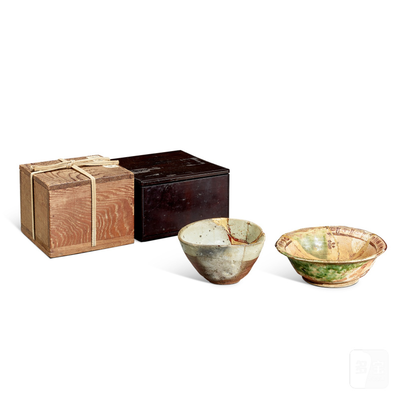 A Karatsu kawakujira tea bowl and a Seto painted yellow  tea bowl, Japan, Edo period, 17th century | 日本 江戶時期 十七世紀 唐津燒皮鯨茶盌及瀨戶燒茶盌